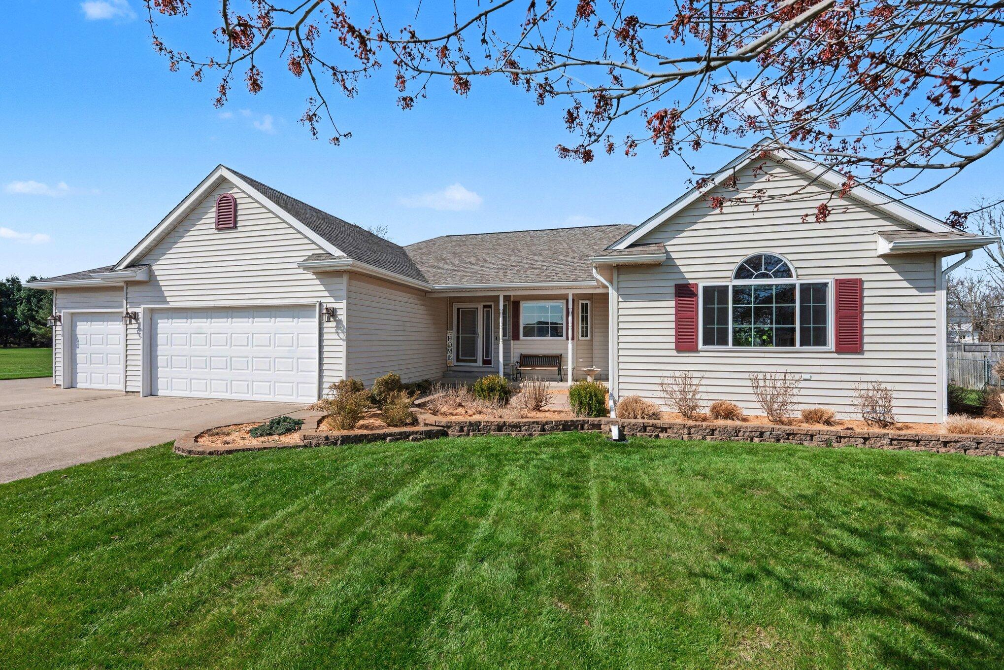 53126 Ridgeview Circle Paw Paw, MI 49079 - Photo 3 of 38 004_file_9316