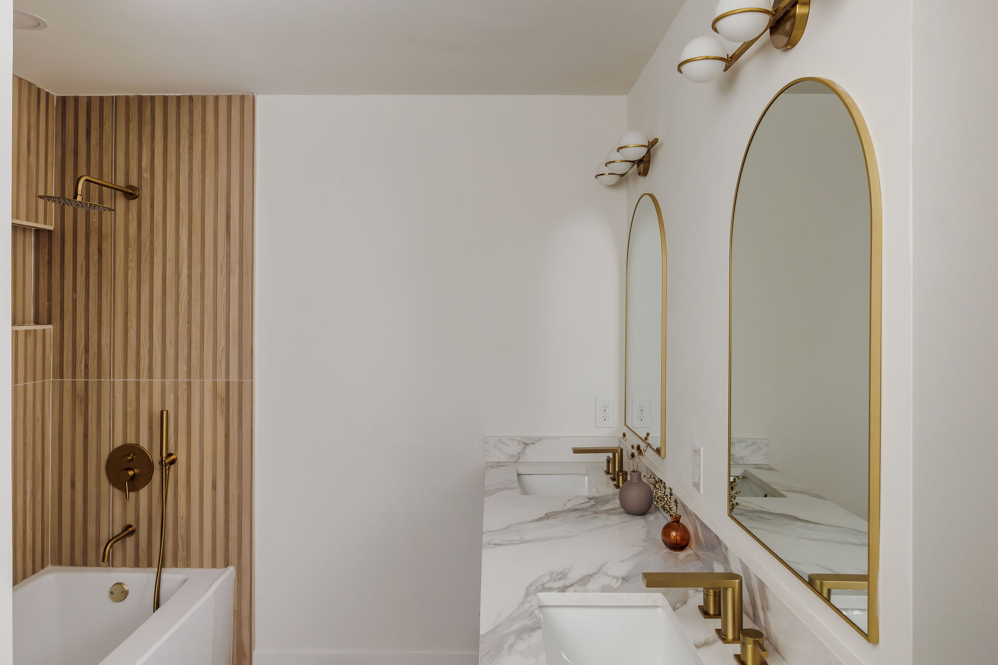 2210 Comburg Castle Way Austin, TX 78748 - Photo 32 of 40 a bathroom with a tub sink and mirror