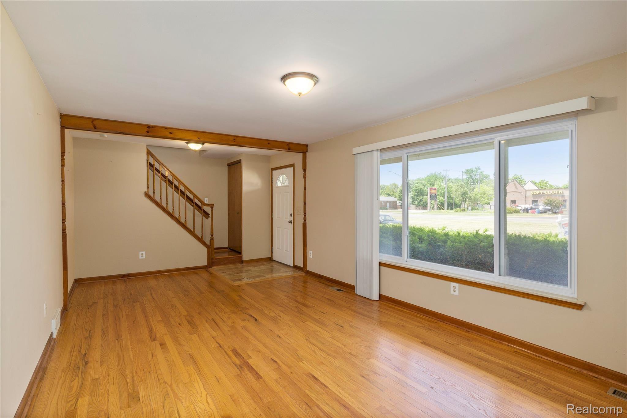 652 Inkster Road Dearborn Heights, MI 48127 - Photo 6 of 29 6.jpg