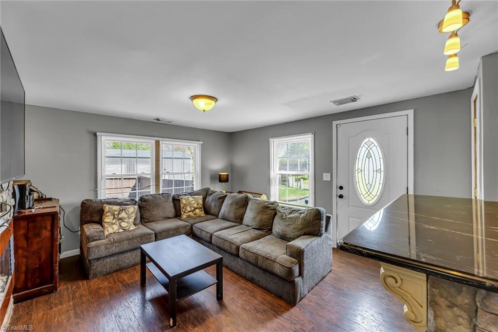 3419 High Point Road Winston-Salem, NC 27107 - Photo 4 of 25 Living Room