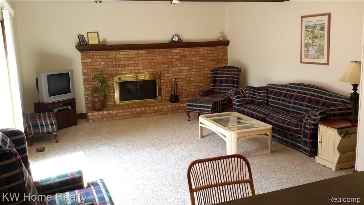 25247 Branchaster Road Farmington, MI 48336 - Photo 8 of 22 Family Room is 26 x 14.jpg