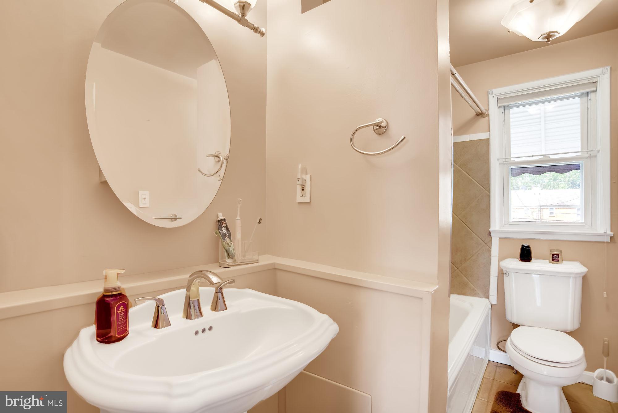5442 Whitwood Road Baltimore, MD 21206 - Photo 17 of 25 Upstairs Hall Bath