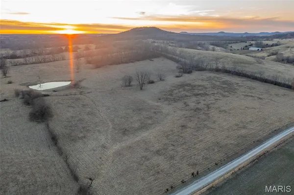 $693,000 | 255 Gnade Road, Elsberry, MO 63343