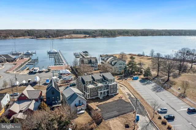 a picture of city view with lake view
