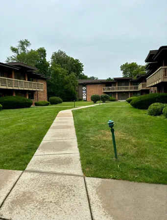 $199,900 | 485 Duane Terrace, Unit B4, Glen Ellyn, IL 60137