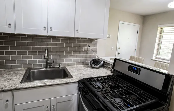 $199,900 | 485 Duane Terrace, Unit B4, Glen Ellyn, IL 60137