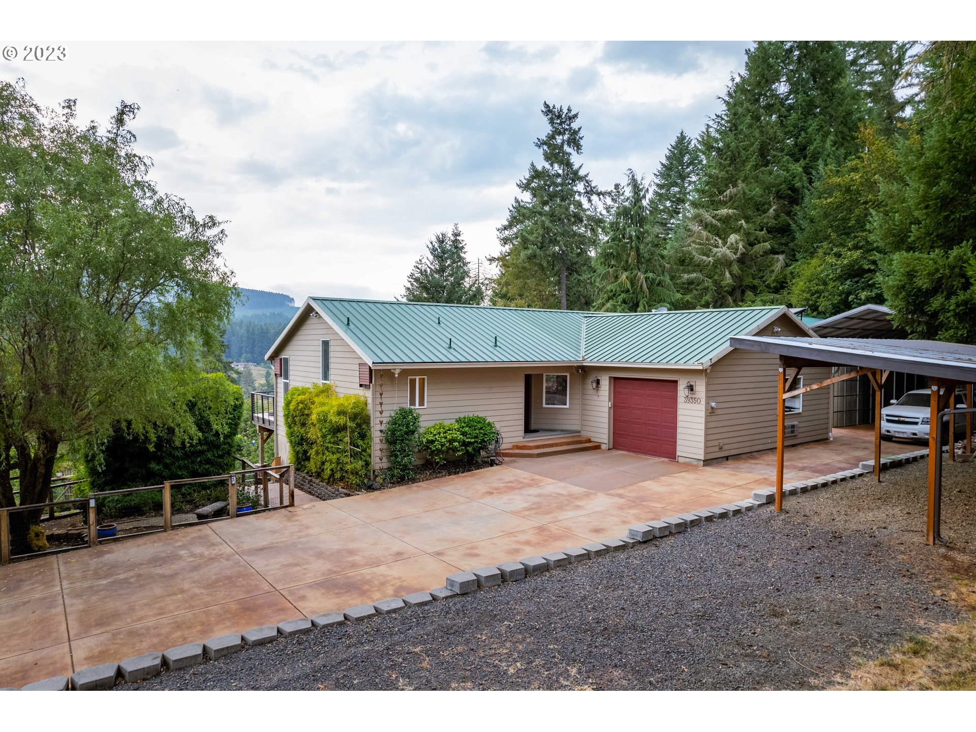 a view of a house with a yard