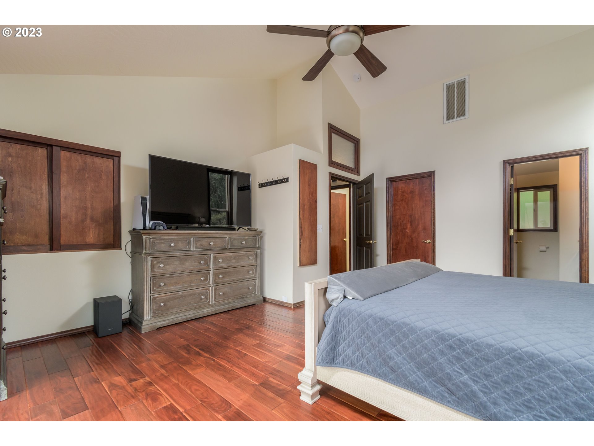 39350 Eagles Rest Road Dexter, OR 97431 - Photo 16 of 42 a living room with furniture and a flat screen tv