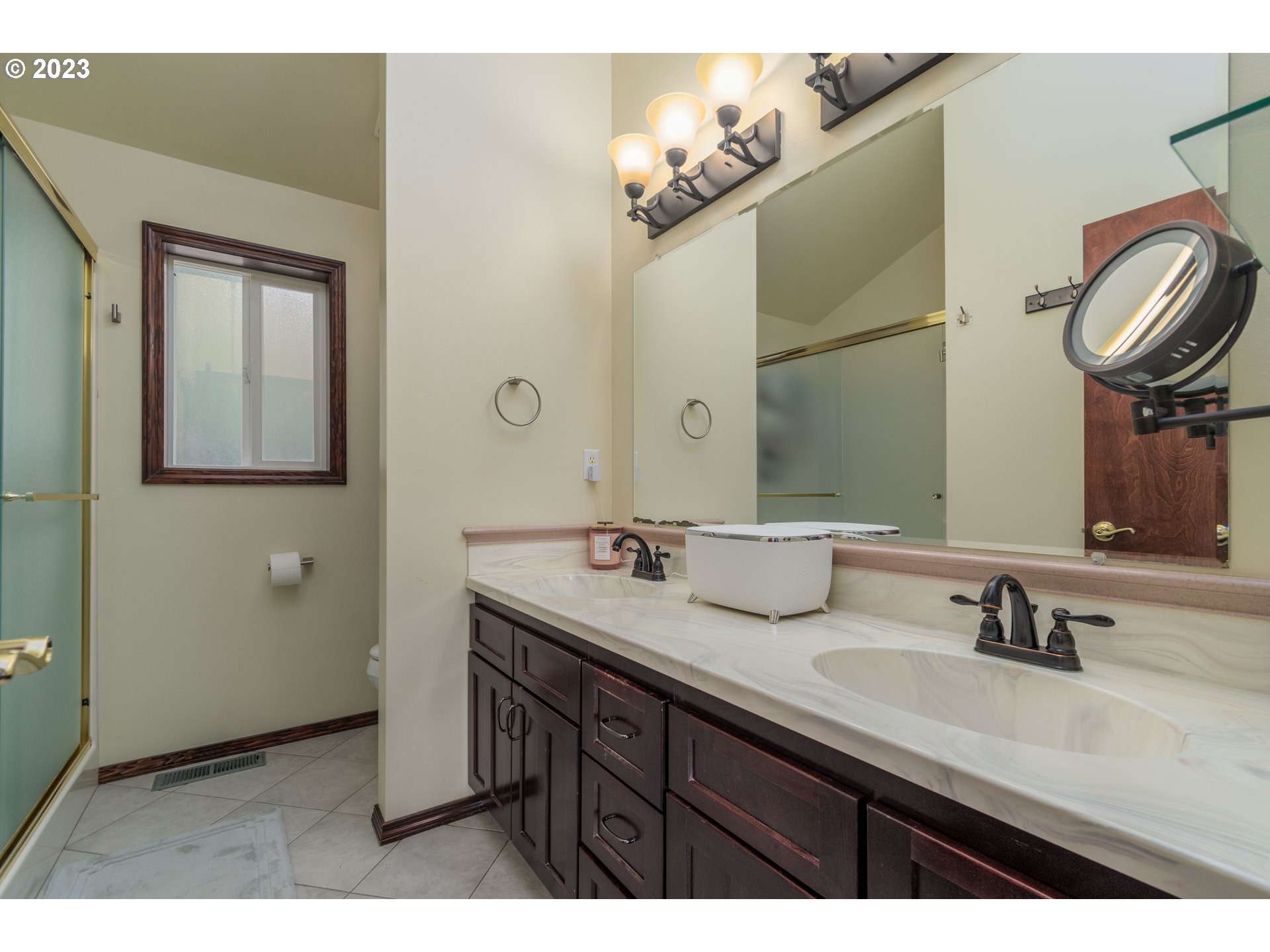 39350 Eagles Rest Road Dexter, OR 97431 - Photo 17 of 42 a bathroom with a double vanity sink and a mirror