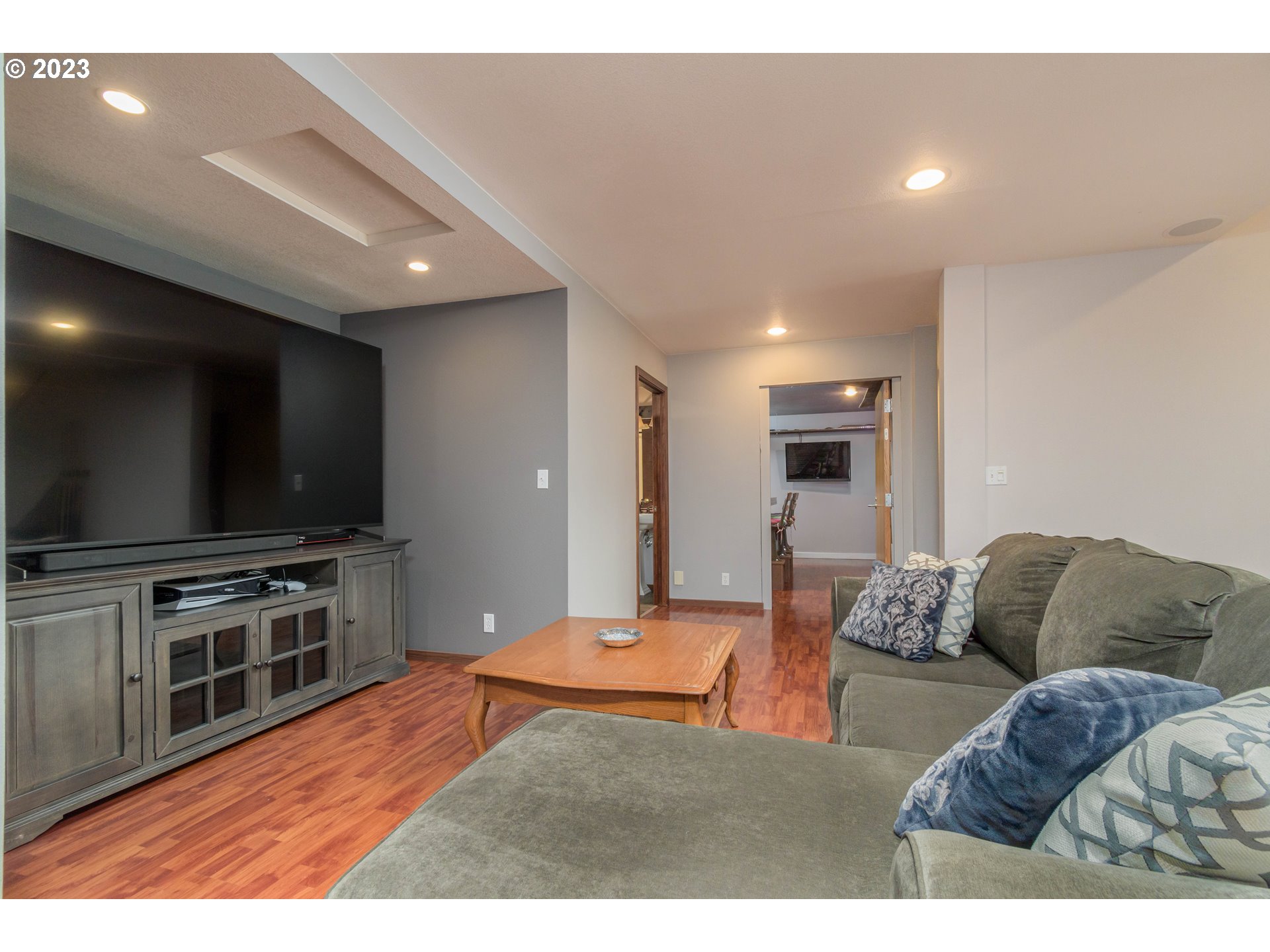 39350 Eagles Rest Road Dexter, OR 97431 - Photo 21 of 42 a living room with furniture and a flat screen tv