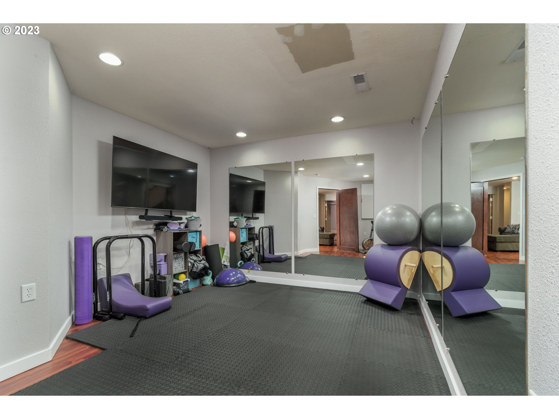 39350 Eagles Rest Road Dexter, OR 97431 - Photo 25 of 42 a living room with furniture and a flat screen tv