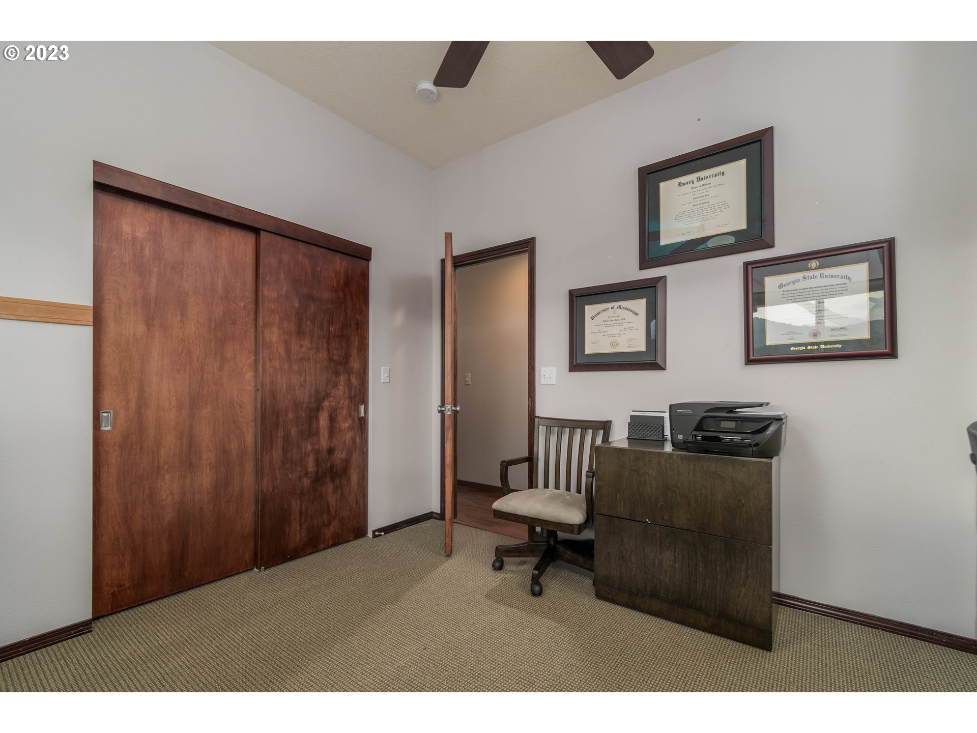 39350 Eagles Rest Road Dexter, OR 97431 - Photo 27 of 42 a living room with furniture and a piano