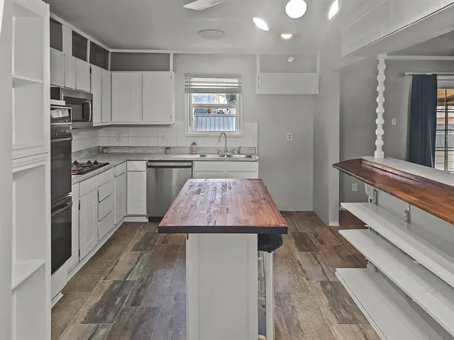 $2,100 | 701 Idlewilde Drive, Lewisville, TX 75067