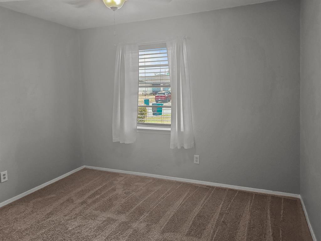 701 Idlewilde Drive Lewisville, TX 75067 - Photo 7 of 13 Guest bedroom with new carpet