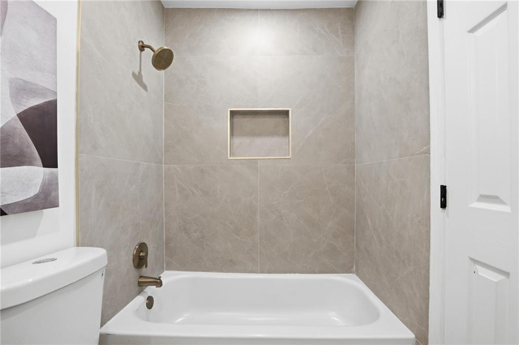 1808 Singer Way Lithonia, GA 30058 - Photo 18 of 37 a bathroom with a bathtub