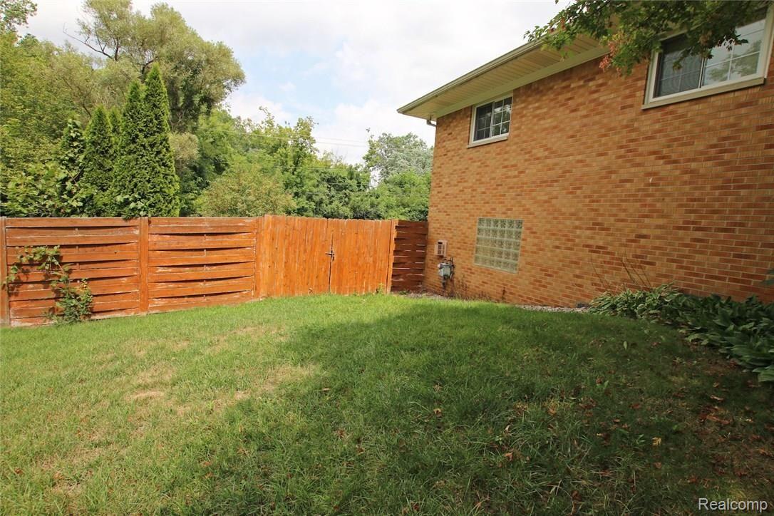 7228 Holcomb Road Clarkston, MI 48346 - Photo 52 of 52 52) Side Entry.jpg