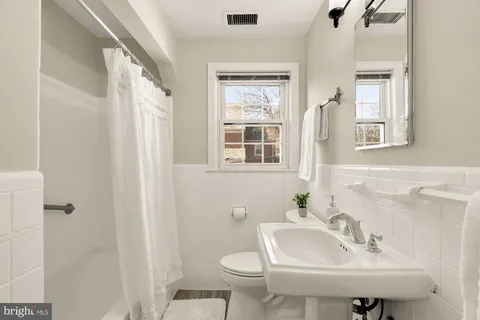 $800,000 | 3918 17th Place Northeast, Washington, DC 20018