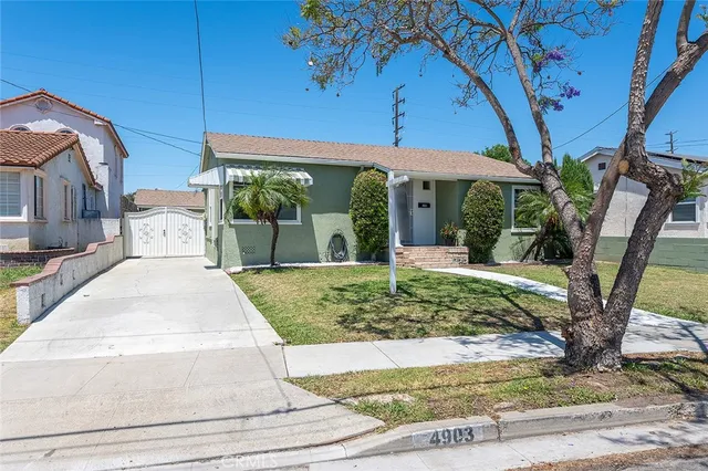 a view of a house with backyard and porch