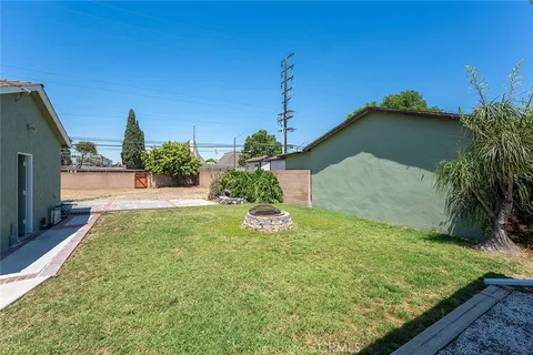 a view of a garden in the backyard
