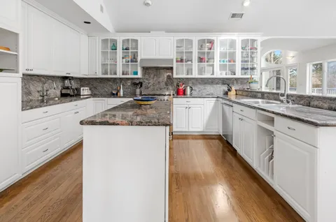 360 7 Ponds Towd Road, Water Mill, NY 11976