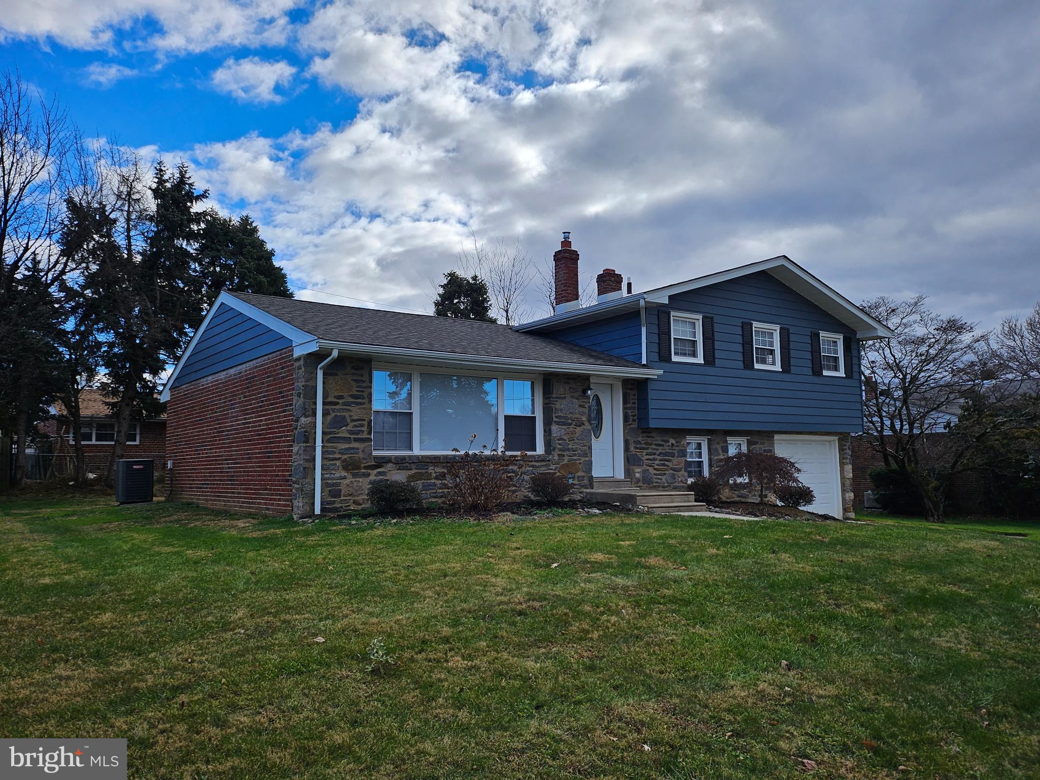 9221 Burbank Road Philadelphia, PA 19115 - Photo 4 of 39