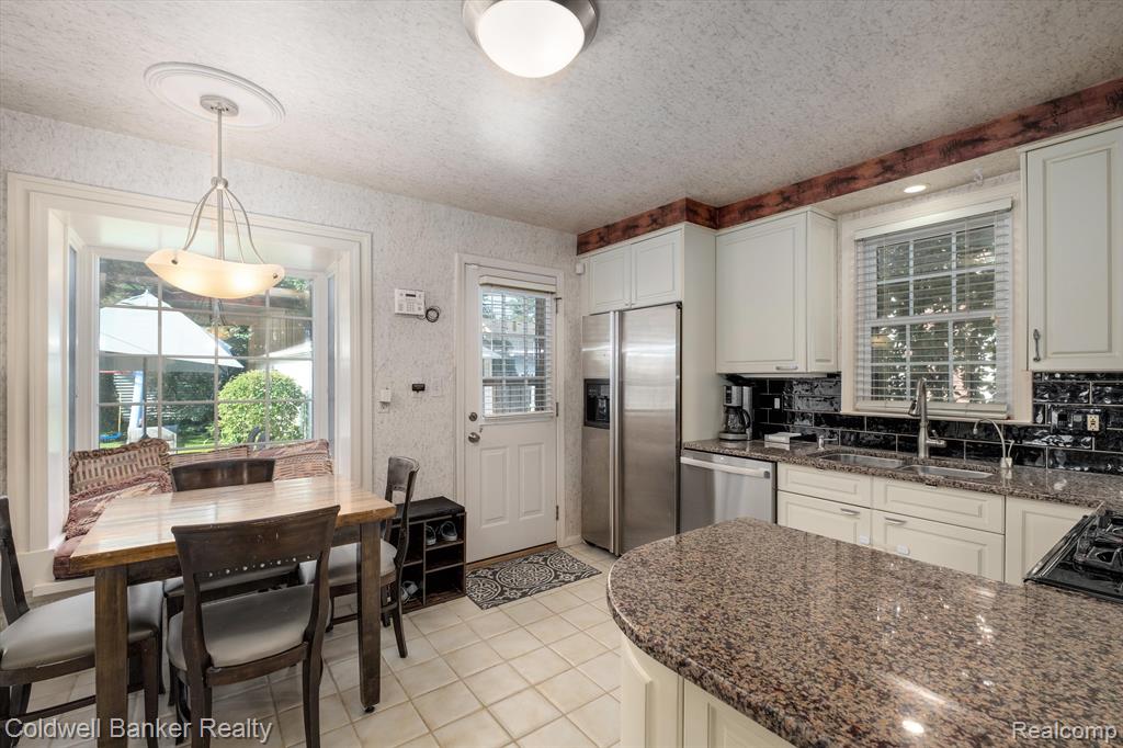 1585 Fairholme Road Grosse Pointe Woods, MI 48236 - Photo 13 of 28