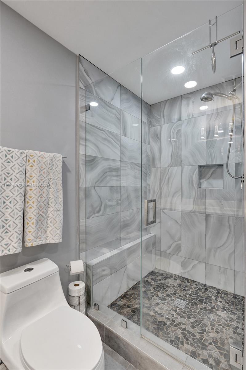 703 Banks Road Margate, FL 33063 - Photo 15 of 33 Primary bathroom