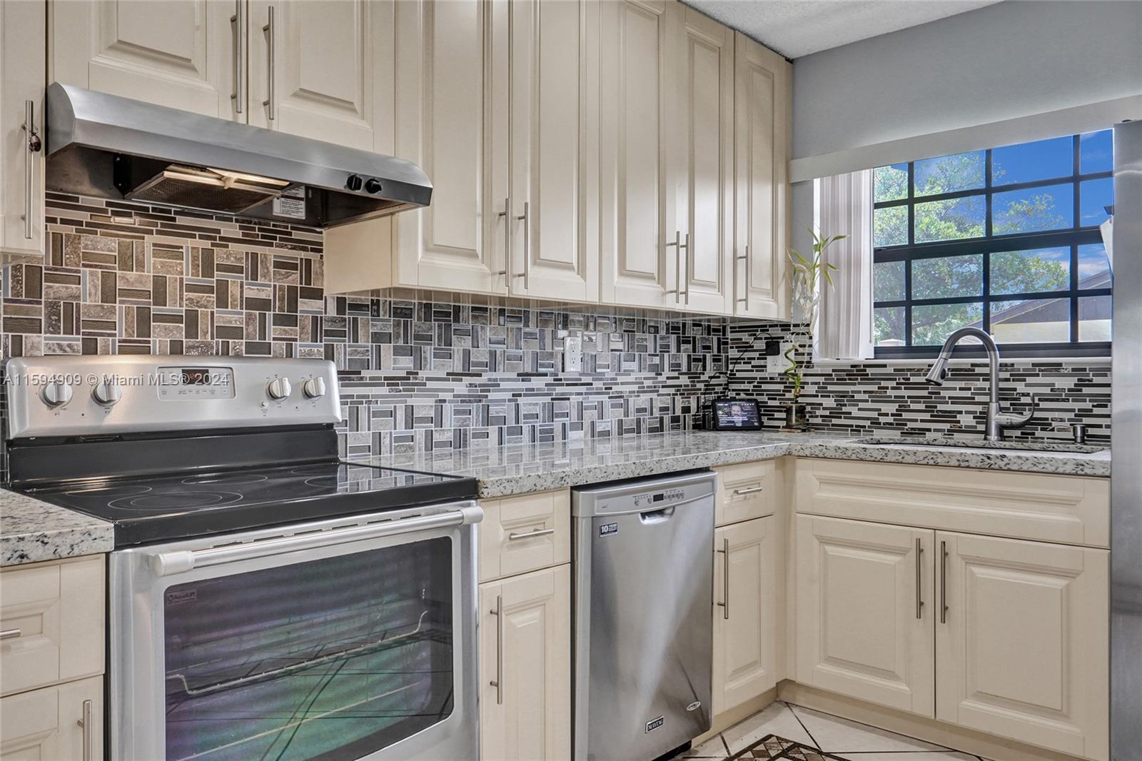 703 Banks Road Margate, FL 33063 - Photo 4 of 33