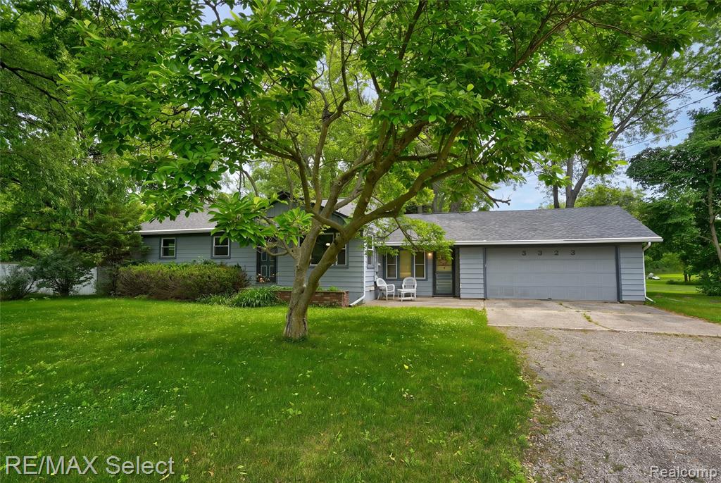 3323 East Carpenter Road Flint, MI 48506 - Photo 2 of 35
