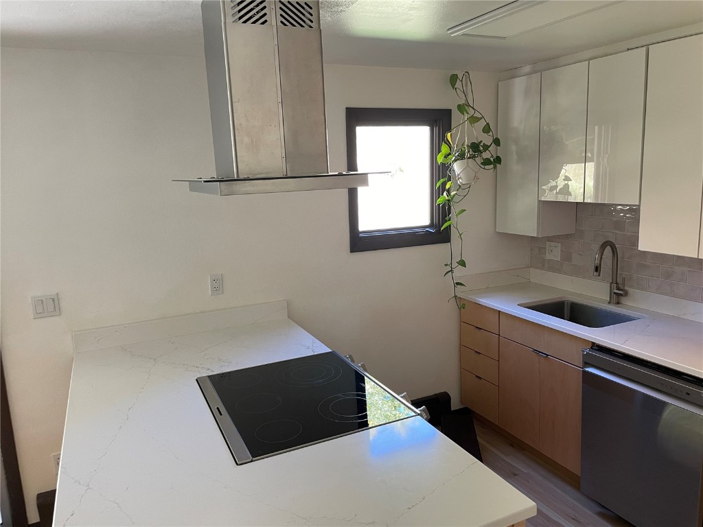 2099 Chamonix Lane, Unit 1A Vail, CO 81657 - Photo 5 of 29 a bedroom with a bed and a window