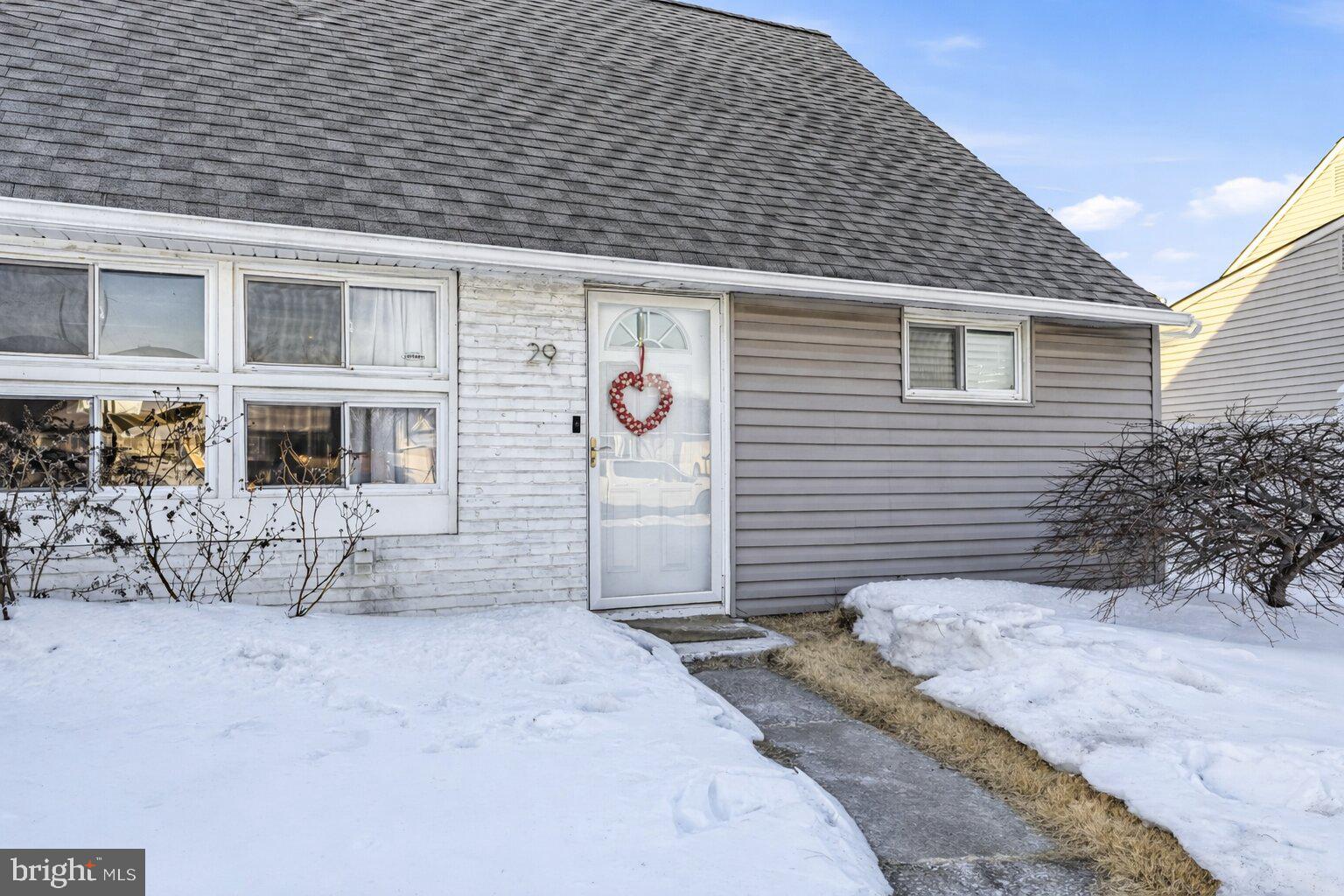 29 New Pond Lane Levittown, PA 19054 - Photo 3 of 28