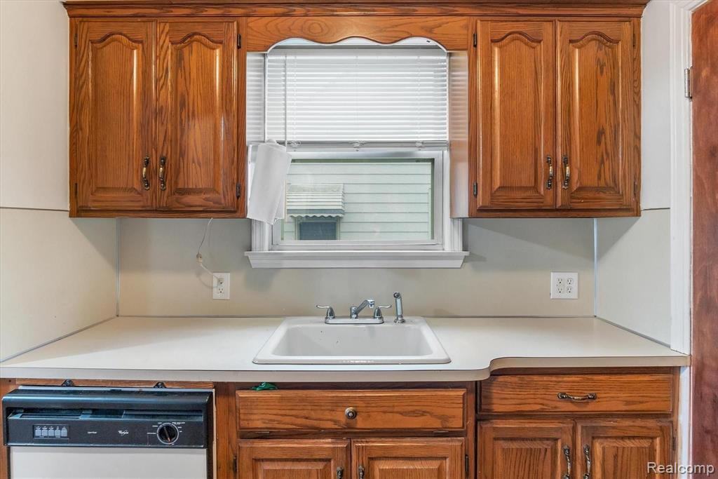 7535 Sterling Street Center Line, MI 48015 - Photo 17 of 48