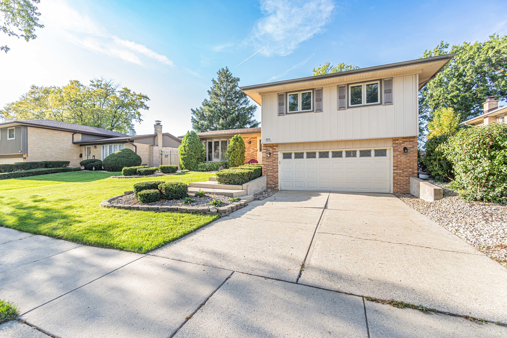 15232 Oak Road Oak Forest, IL 60452 - Photo 2 of 31 Gallery Image 2