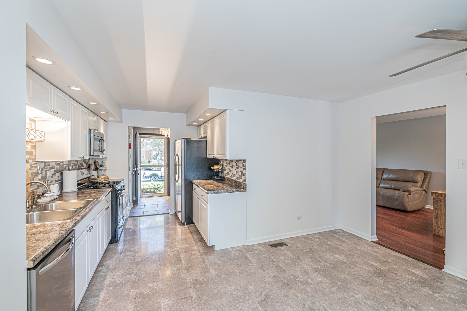 15232 Oak Road Oak Forest, IL 60452 - Photo 10 of 31 Gallery Image 10