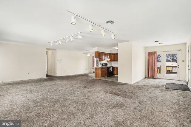 a view of a big room with closet and windows