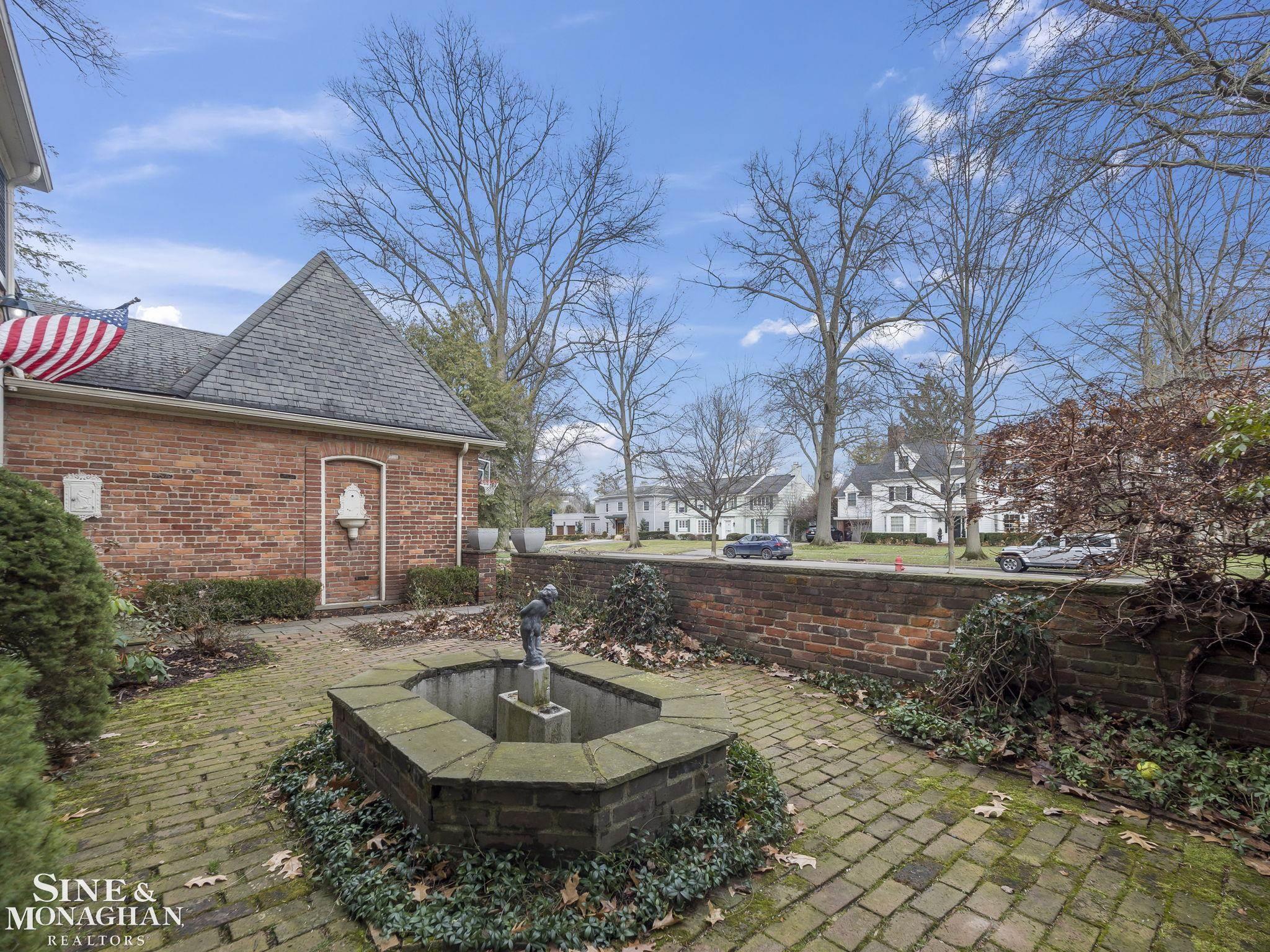 277 Cloverly Road Grosse Pointe, MI 48236 - Photo 38 of 46 Front Courtyard