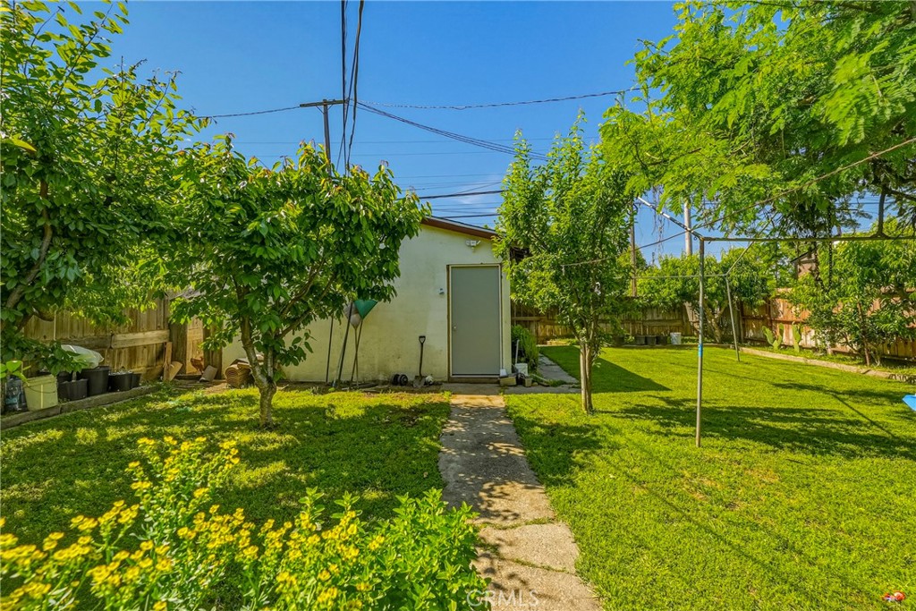 1054 West 24th Street Merced, CA 95340 - Photo 36 of 39 a view of a back yard