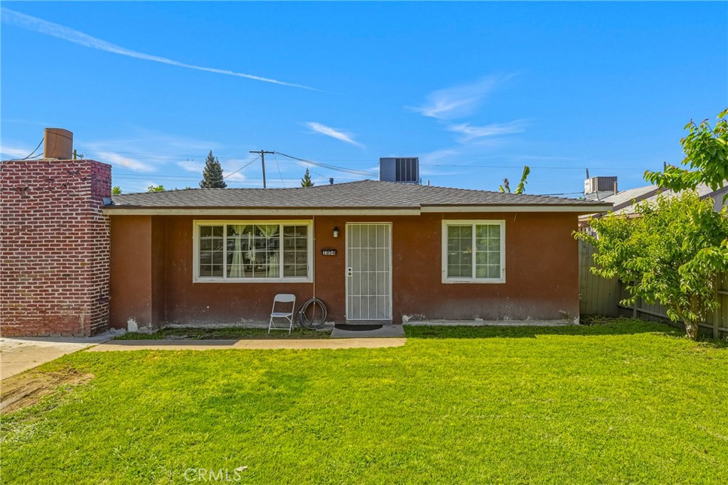 1054 West 24th Street Merced, CA 95340 - Photo 4 of 39 a front view of a house with a yard