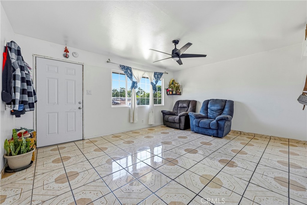 1054 West 24th Street Merced, CA 95340 - Photo 8 of 39 a living room with furniture