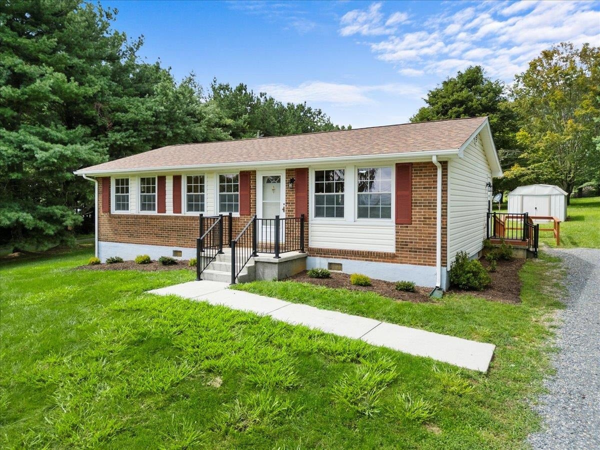 3074 7 Mile Tree Road Christiansburg, VA 24073 - Photo 5 of 57 Gallery Image 5