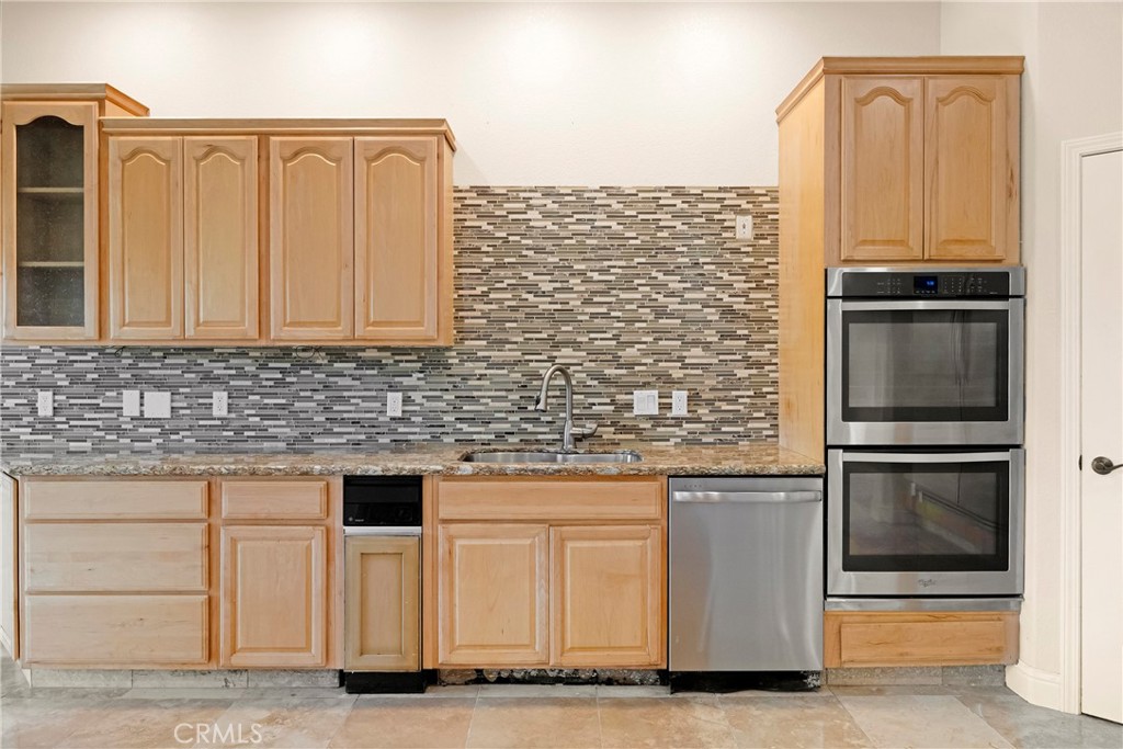 129 Valley Ridge Drive Paradise, CA 95969 - Photo 20 of 66 a kitchen with stainless steel appliances granite countertop a refrigerator and a stove