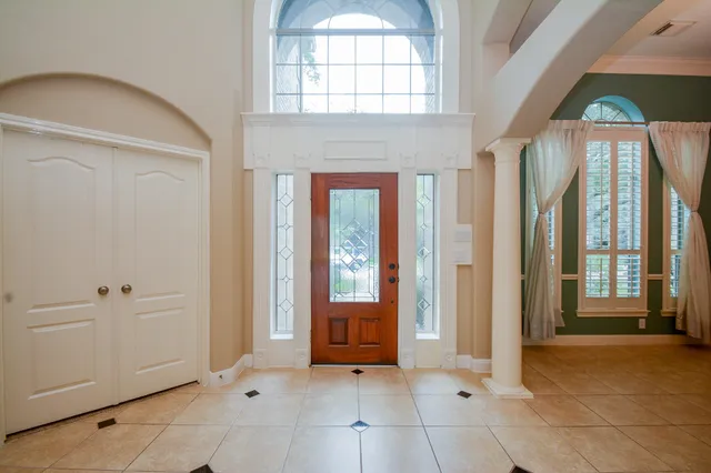 a view of an entryway with a livingroom