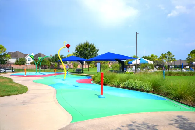a view of an house with swimming pool and yard