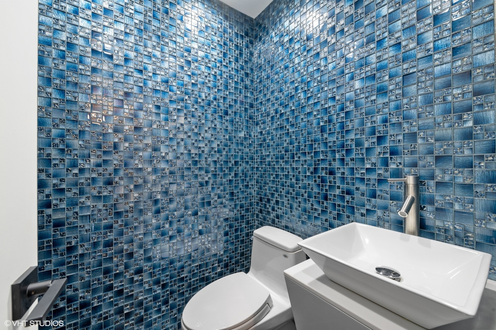 643 Robin Lane Glencoe, IL 60022 - Photo 21 of 32 a bathroom with a toilet and a bathtub