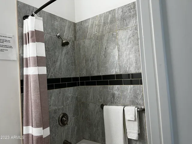 $1,300 | 18233 North 13th Place, Unit 2, Phoenix, AZ 85022