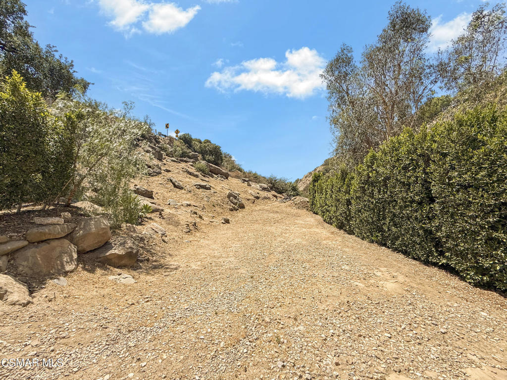 7368 Santa Susana Pass Road Simi Valley, CA 93063 - Photo 44 of 48 a view of a backyard of the house