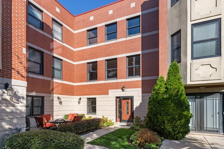 2340 West Adams Street, Unit 33 Chicago, IL 60612 - Photo 1 of 17 a building view with a outdoor space