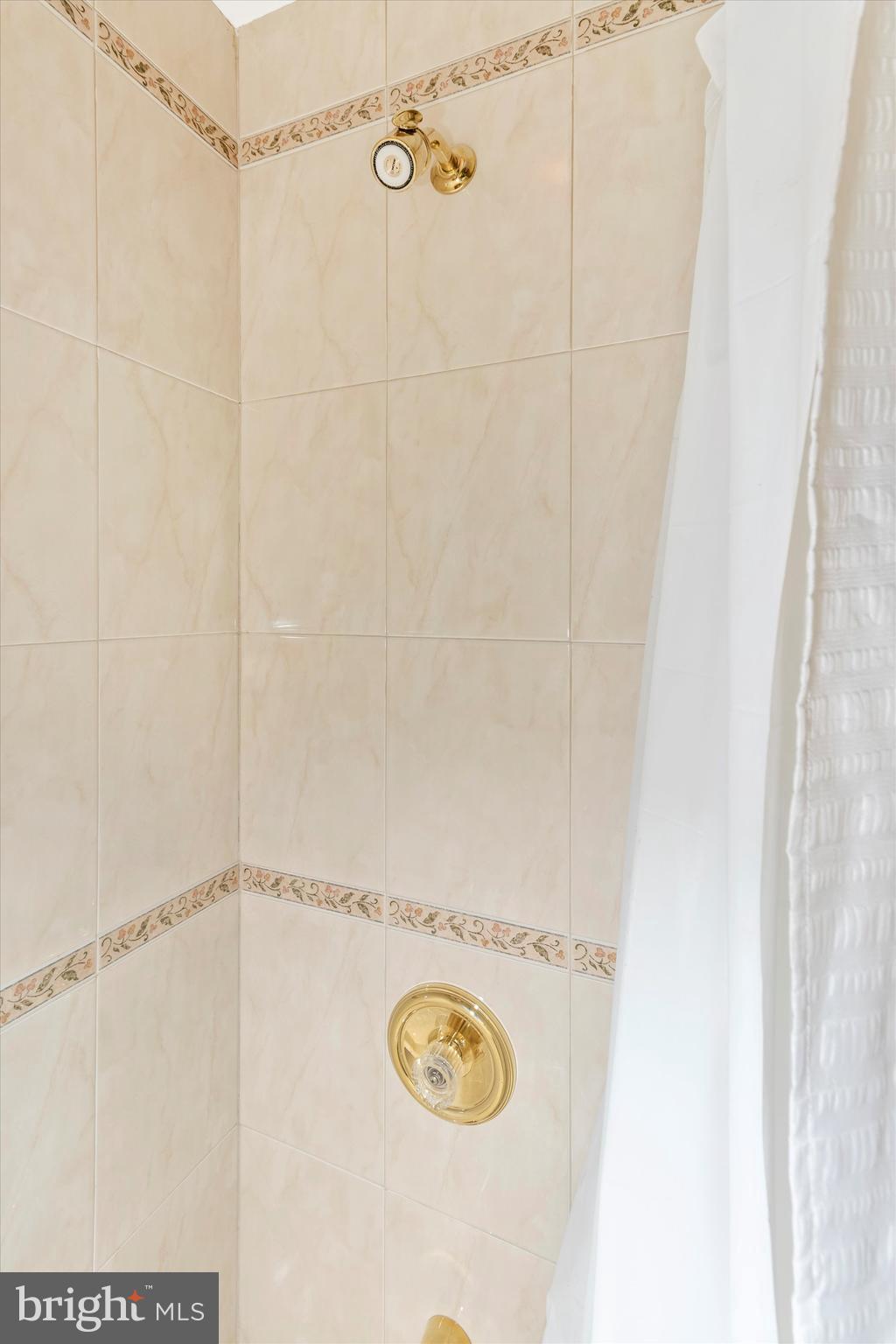 712 Brookhaven Road Wallingford, PA 19086 - Photo 16 of 65 Ceramic tile surround