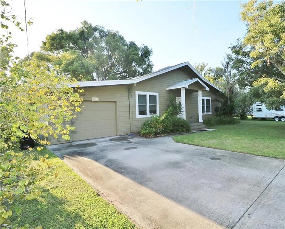 4472 Fairview Avenue Orlando, FL 32804 - Photo 4 of 18 a view of a house with a yard and large trees