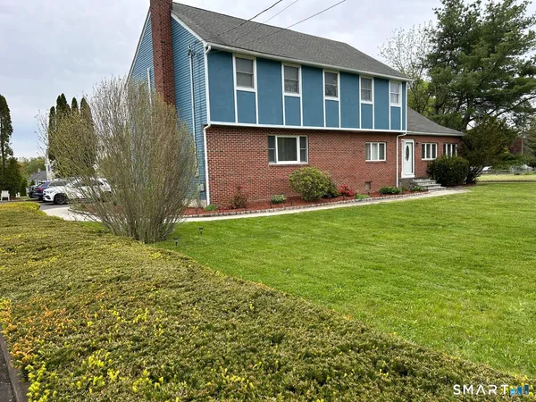 $945,000 | 890 Daniels Farm Road, Trumbull, CT 06611